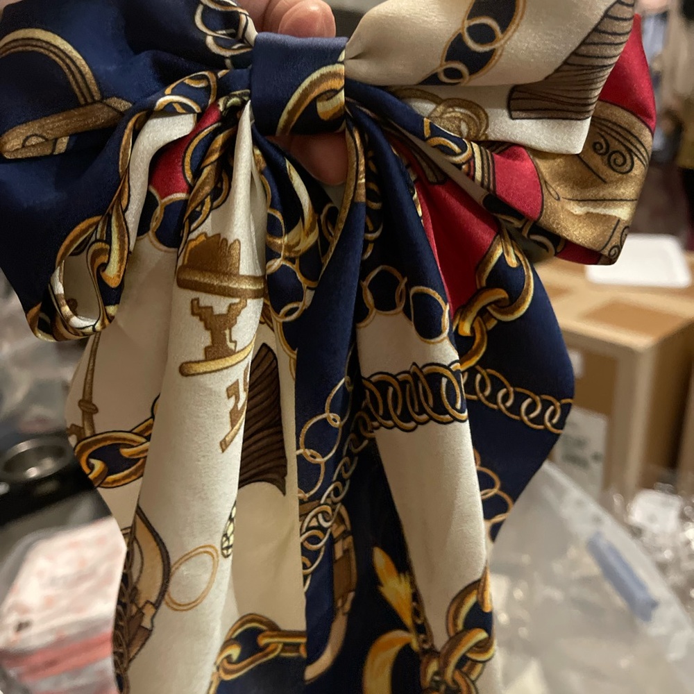 Elegant Navy and Cream Bow with Chain Print
